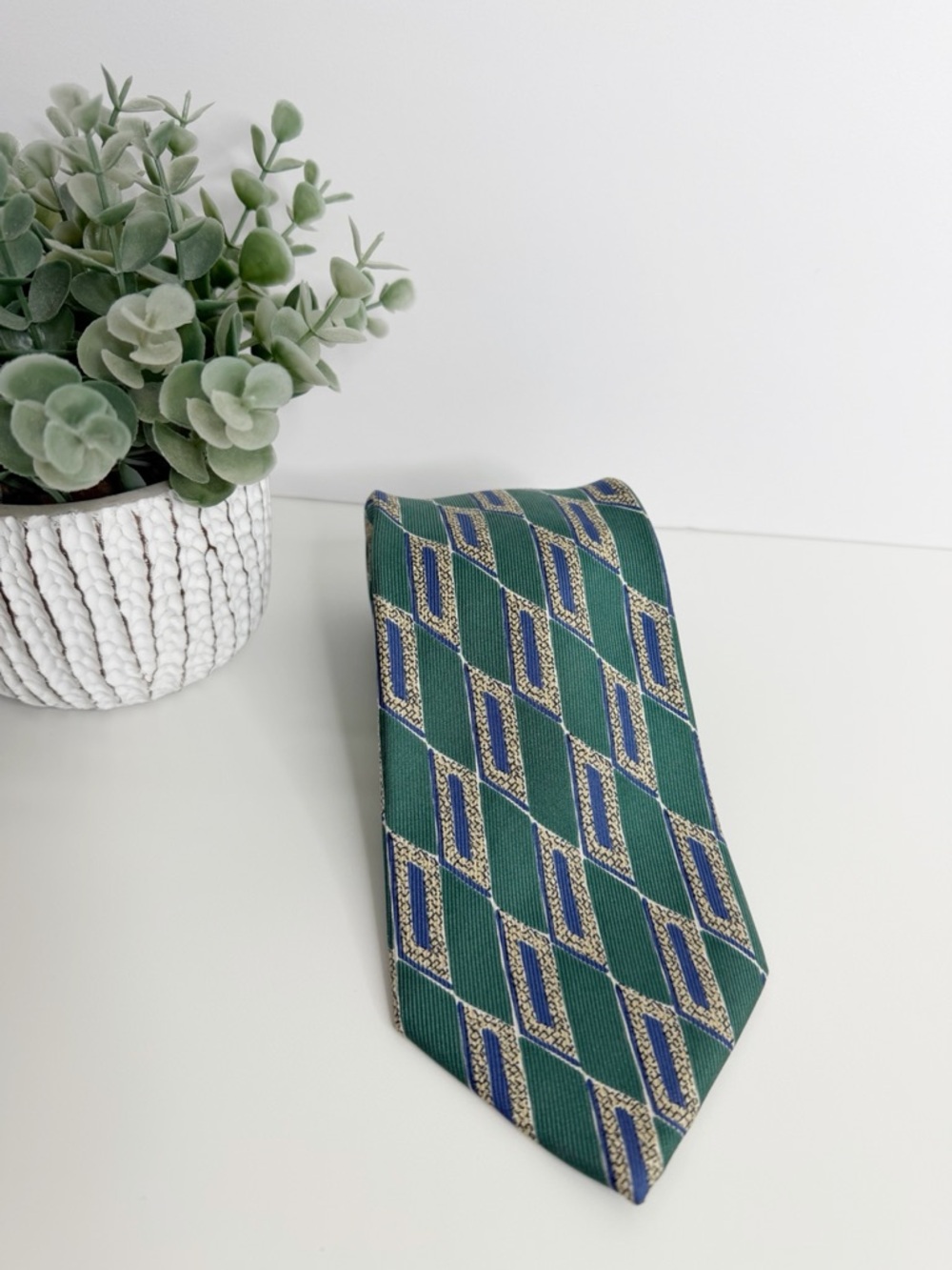 Jos.‎ A. Bank Premier Green Geometric Pattern Silk Tie 3 3/4” x 56” Smart Casual